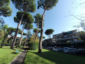 Casa nel verde con parcheggio, piscina e tennis.